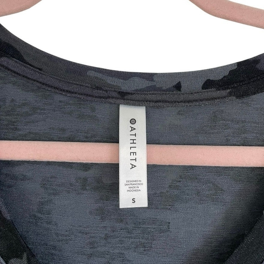 Athleta Grey & Black Camouflage Short Sleeve V-Neck Top