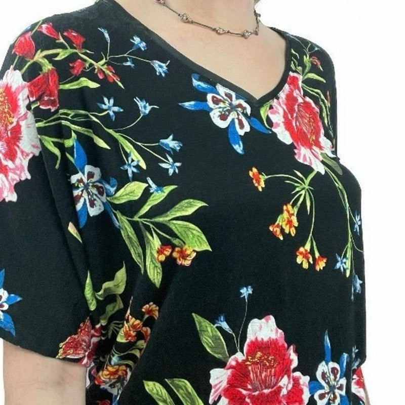 Carmen Marc Valvo Black Floral V-Neck Blouse