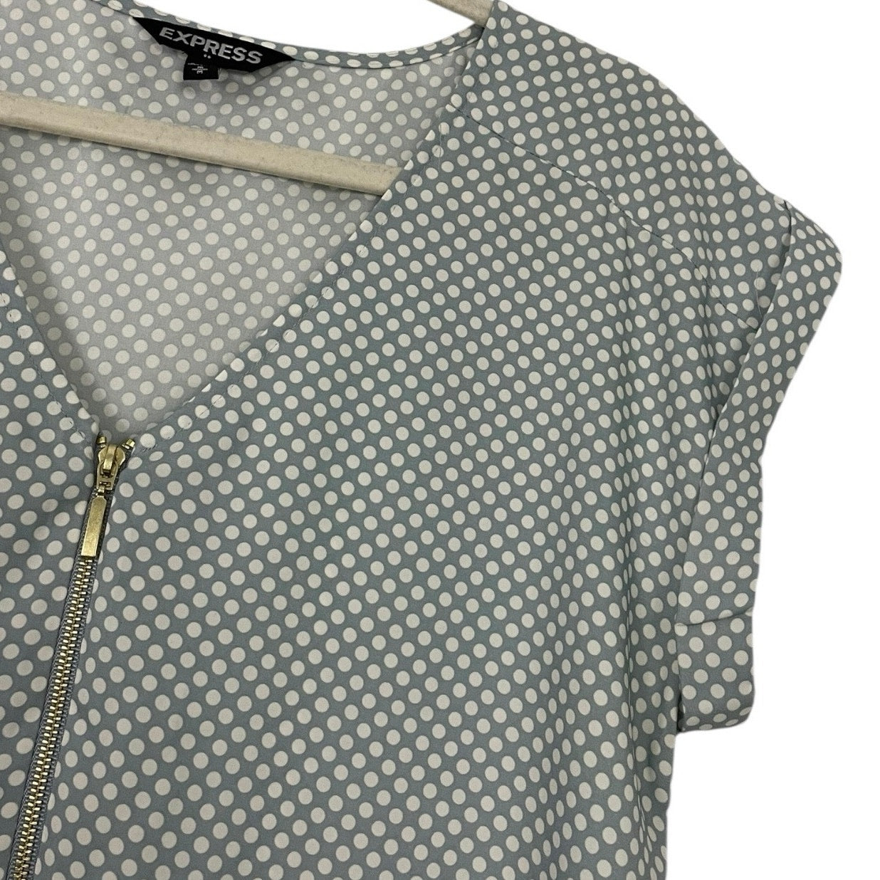 NWT Express Grey & White Polka Dot Quarter Zip V-Neck Cuffed Sleeve Blouse