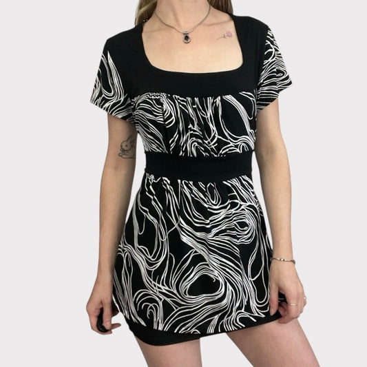 Julie's Closet Vintage Black & White Funky Short Sleeve Tie Back Blouse